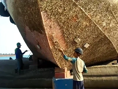 پانی کے اندر سے سمندری جانداروں اور بارنیکلز کو ہل سے ہٹانے کے طریقے